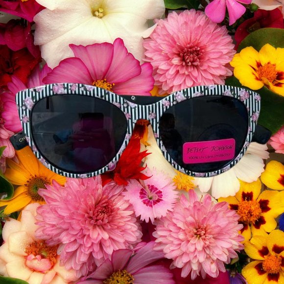 New Betsey Johnson Feeling Rosy Sunglasses Red Black Pink Roses Cat Eye … - Picture 2 of 8